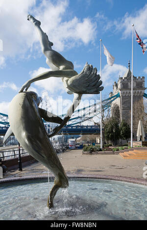 Delphin und Meerjungfrau-Statue in der Nähe von Tower Bridge in London, Großbritannien Stockfoto