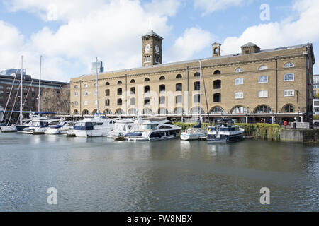 Yachten ankern in der Marina am St Katherines dock in London England UK Stockfoto