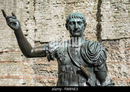 Eine lebenswichtige Bronzestatue auf dem Tower Hill, die vermutlich die des römischen Kaisers Trajan, London, England, Großbritannien ist Stockfoto