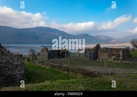 Ruinen der alten Hütten als Scheunen oder Schafe Stifte in Ardara, County Donegal, Irland Stockfoto