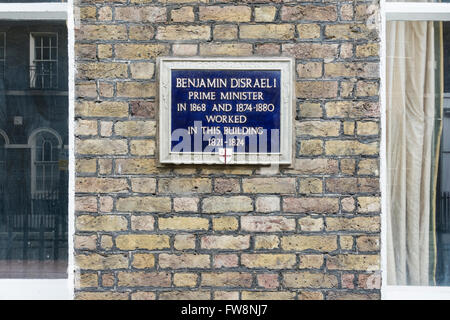 Blaue Plakette markiert einen ehemaligen Arbeitsplatz von Premierminister Benjamin Disraeli, 6 Friedrichs-Platz, alte Judentum, EC2, London, UK. Stockfoto