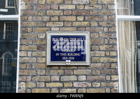 Blaue Plakette markiert einen ehemaligen Arbeitsplatz von Premierminister Benjamin Disraeli, 6 Friedrichs-Platz, alte Judentum, EC2, London, UK. Stockfoto