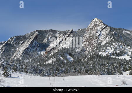 Die Boulder Flatirons bedeckt im Frühling Schnee, Chautauqua Park, Boulder, Colorado. Stockfoto