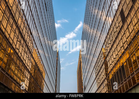 Goldene Bürogebäude in Hong Kong, dazwischen nachschlagen Stockfoto