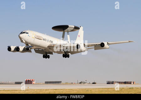 Eine NATO AWACS E-3A Sentry, die Teilnahme an der internationalen Übung Anatolian Eagle 2013-2 in Konya, Türkei. Stockfoto