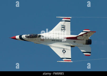 Die US Air Force Air Demonstration Squadron Thunderbirds erklingt in Izmir Air Show in der Türkei, anlässlich des 100. Jahrestages Stockfoto