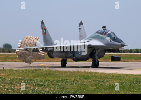 Eine bulgarische Luftwaffe MiG-29UB Fulcrum des Rollens bei Izmir Air Station, Türkei, anlässlich des 100. Jahrestages des türkischen Luft für Stockfoto