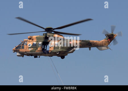 Eine türkische Luftwaffe AS532 AL Cougar bei einem Überflug in Izmir, Türkei, anlässlich des 100. Jahrestages der türkischen Luftwaffe. Stockfoto