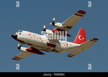 Ein türkische Luftwaffe C-130E Hercules trägt die Lackierung der türkischen Stars bei einem Überflug über Izmir, Türkei, für die 100 Stockfoto