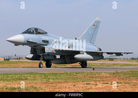 Eine deutsche Luftwaffe (Luftwaffe) Eurofighter EF 2000 Typhoon des Rollens bei Izmir Air Station, Türkei, anlässlich des 100. Jahrestages des Stockfoto