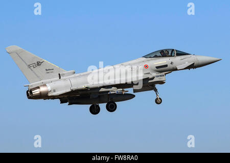 Eine italienische Luftwaffe Eurofighter EF 2000 Typhoon bereitet für die Landung auf Decimomannu Luftwaffenstützpunkt in Sardinien, Italien. Stockfoto