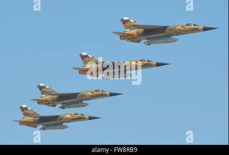 Königliche marokkanische Luftwaffe Mirage F1 Flugzeuge fliegen auf der Luftfahrtausstellung Marrakesch in Marokko. Stockfoto