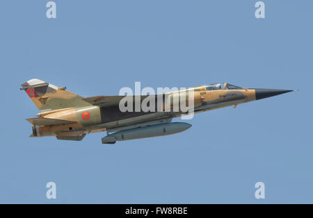 Eine königliche marokkanische Luftwaffe Mirage F1 Flugzeuge im Flug auf der Luftfahrtausstellung Marrakesch in Marokko. Stockfoto