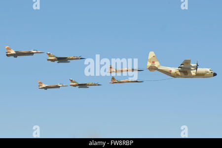 Eine königliche marokkanische Luftwaffe KC-130 Betanken Flugzeuge auf der Luftfahrtausstellung Marrakesch in Marokko. Stockfoto