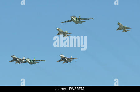 Bulgarische Luftwaffe MiG-21, MiG-29 und Su-25 Flugzeuge im Flug über Bulgarien. Stockfoto