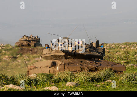 Merkava IV Kampfpanzer mit Trophäe Abwehrsystem auf den Golanhöhen, Israel. Stockfoto