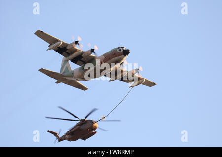 Eine israelische Luftwaffe KC - 130H Karnaf tankt einen CH-53 Yasur Angriff Hubschrauber über Israel. Stockfoto