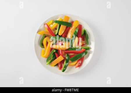 Teller mit drei Farben Paprikastreifen Stockfoto