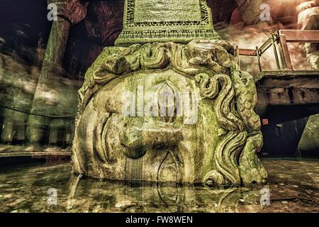 Spalte mit invertierten Medusenhaupt Basis Stockfoto