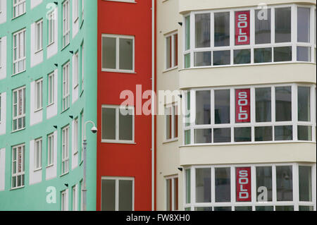 Eine große Wohnung oder ein Block Wohnungen Currenlty leer, aber mit Zeichen in eine Menge von Windows, die darauf hinweist, dass die einzelnen Wohnungen verkauft worden sind oder befinden sich im Angebot in Bristol, Großbritannien. Bereiche der Stadt und viele alte Städte wird regeneriert und verwandelte sich in begehrt sind Orte, wo einst nichts aufgrund der Notwendigkeit für mehr bezahlbaren Wohnraum über dem Land zu leben. Stockfoto