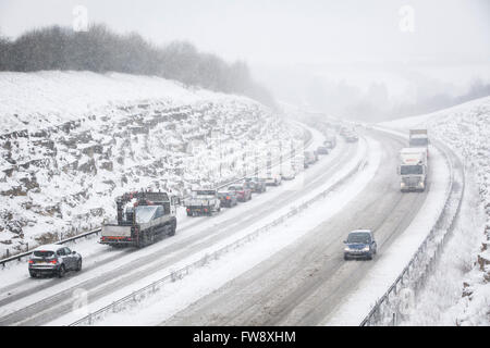 Verkehr schleift zum Stillstand auf der A417 außerhalb Cirencester, zwischen Swindon und Birdlip Hill, Gloucestershire, England. Stockfoto