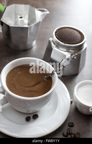 Tasse Kaffee mit der Kaffeemaschine auf hölzernen backround Stockfoto