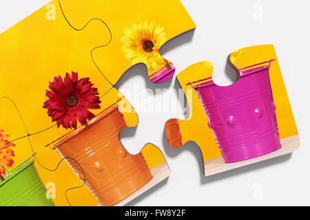 3D-Rendering des close-up der Puzzleteile mit Aufdruck von Topfblumen auf gelbem Hintergrund. Isoliert Stockfoto