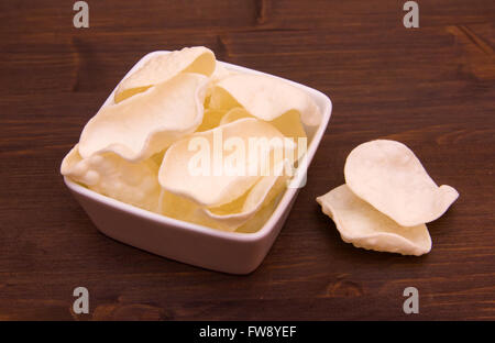 Krupuk auf eine quadratische Schale auf Holztisch Stockfoto