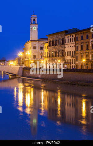 Pisa-Architektur mit dem Uhrturm Stockfoto