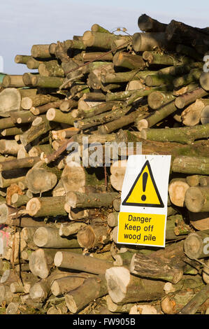 Ein großer Haufen von Protokollen mit einem Warnhinweis angebracht, halten Sie die Leute Fragen. Stockfoto