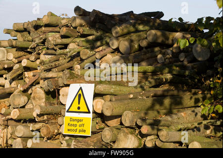 Ein großer Haufen von Protokollen mit einem Warnhinweis angebracht, halten Sie die Leute Fragen. Stockfoto