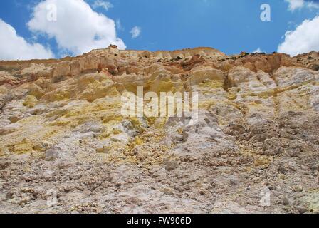 Gelben Schwefel Kristalle an der Wand des Vulkankraters Stefanos auf der griechischen Insel Nisyros. Stockfoto