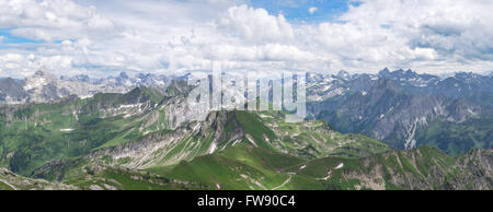 Bergpanorama - Blick vom Gipfel des Nebelhorn, Deutschland, in den Allgäu Alpen. Stockfoto