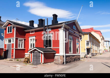 Porvoo, Finnland - 12. Juni 2015: Streetview mit alten roten Holzhaus Porvoo Rösterei in historischen finnischen Kleinstadt Stockfoto