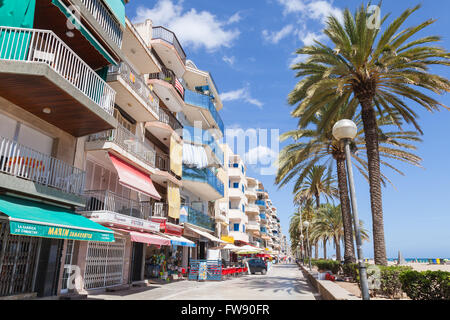 Calafell, Spanien - 13. August 2014: Touristen zu Fuß an Küsten Hauptstraße von Calafell Ferienort am sonnigen Sommertag Stockfoto