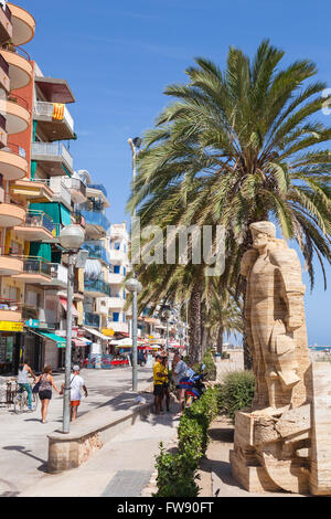 Calafell, Spanien - 13. August 2014: Touristen zu Fuß an Küsten Hauptstraße von Calafell Ferienort in der Nähe von Steindenkmal Fischer Stockfoto