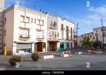 Calafell, Spanien - 13. August 2014: Streetview mit gewöhnlichen Menschen von alten Teil von Calafell, spanischen Ferienort Stockfoto