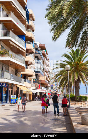 Calafell, Spanien - 20. August 2014: Touristen zu Fuß an Küsten Hauptstraße von Calafell Ferienort am sonnigen Sommertag Stockfoto