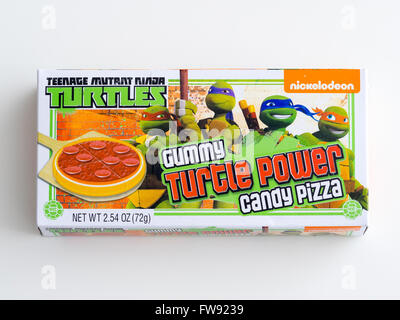 Eine Theater-Box der Teenage Mutant Ninja Turtles Gummy Turtle Power Candy Pizza. Stockfoto