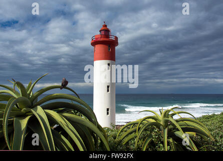 Rot-weiße Leuchtturm in Umhlanga Rocks, nördlich von Durban in KwaZulu Natal, Südafrika. Stockfoto