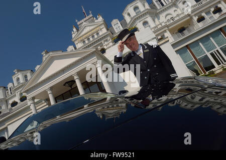 Livrierter Portier außerhalb The Grand Hotel Eastbourne East Sussex England UK Stockfoto