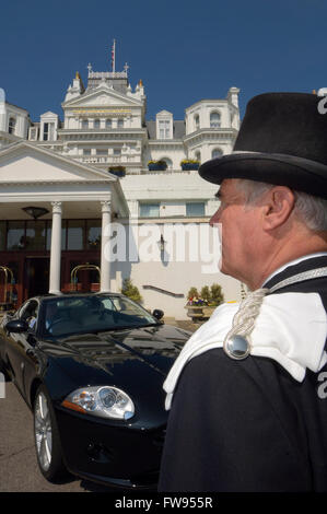 Livrierter Portier außerhalb The Grand Hotel Eastbourne East Sussex England UK Stockfoto