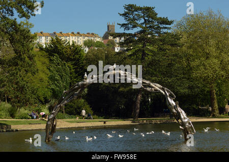 Kontinuum Skulptur auf dem alten Bootfahren See, Alexandra Park gelegen. Hastings. East Sussex. England. VEREINIGTES KÖNIGREICH. Europa Stockfoto