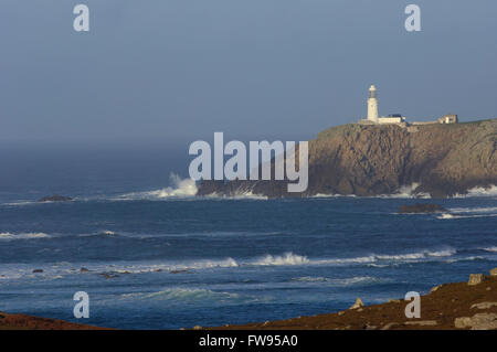 Round Island Lighthouse von tresco gesehen. Scilly-inseln.. England Cornwall.uk Europa Stockfoto