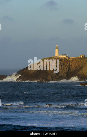 Runde Insel-Leuchtturm betrachtet von Tresco. Isles of Scilly. Cornwall. England. VEREINIGTES KÖNIGREICH. Europa Stockfoto