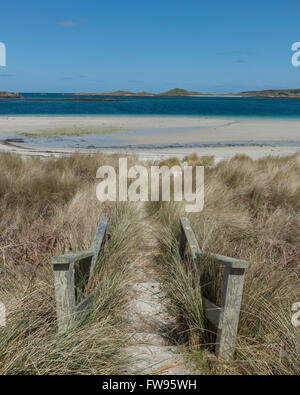 Rushy Porth-Strand in der Nähe von Blockhaus-Punkt, der über zu St. Martins sieht. Tresco, Isles of Scilly, Cornwall, England, UK Stockfoto