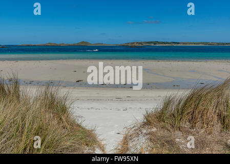 Rushy Porth-Strand in der Nähe von Blockhaus-Punkt, der über St. Martins Insel sieht. Tresco, Isles of Scilly, Cornwall, England, UK Stockfoto