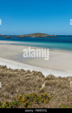 Rushy Porth-Strand in der Nähe von Blockhaus-Punkt, der über Teän Insel sieht. Tresco, Isles of Scilly, Cornwall, England, UK Stockfoto