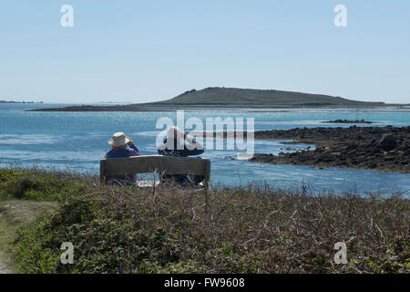 Ein paar Blick auf Samson Insel von einer Bank am Tresco. Isles of Scilly. Cornwall. England. VEREINIGTES KÖNIGREICH. Europa Stockfoto
