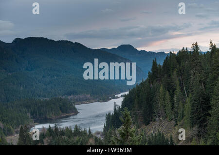 Fluss fließt durch Berge, Brandywine Falls Provincial Park, Whistler, Britisch-Kolumbien, Kanada Stockfoto